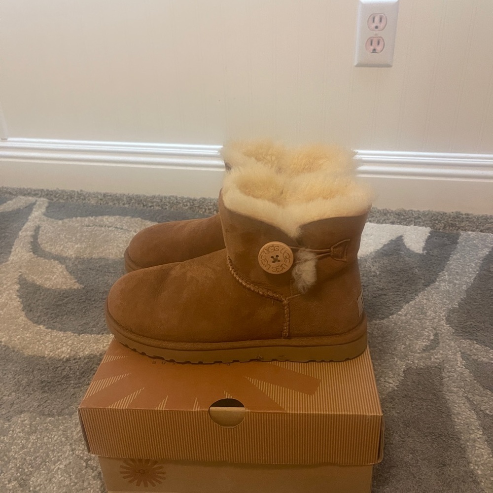 Ugg Mini Bailey Button - image 2